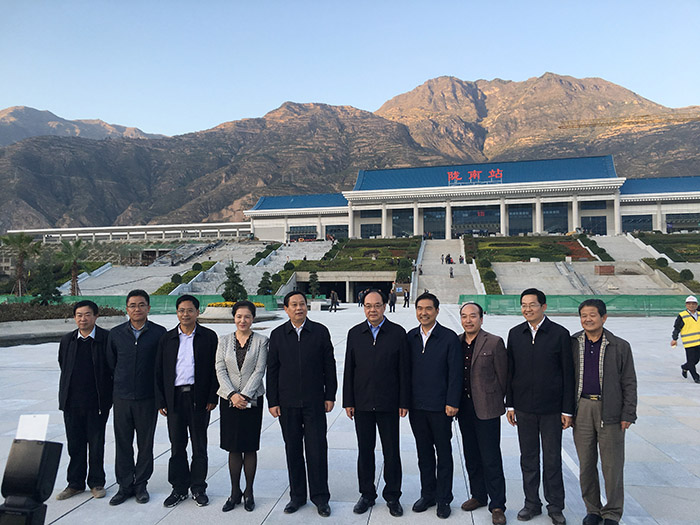 全國(guó)、省市政協(xié)委員體驗(yàn)蘭渝鐵路、視察階州廣場(chǎng)