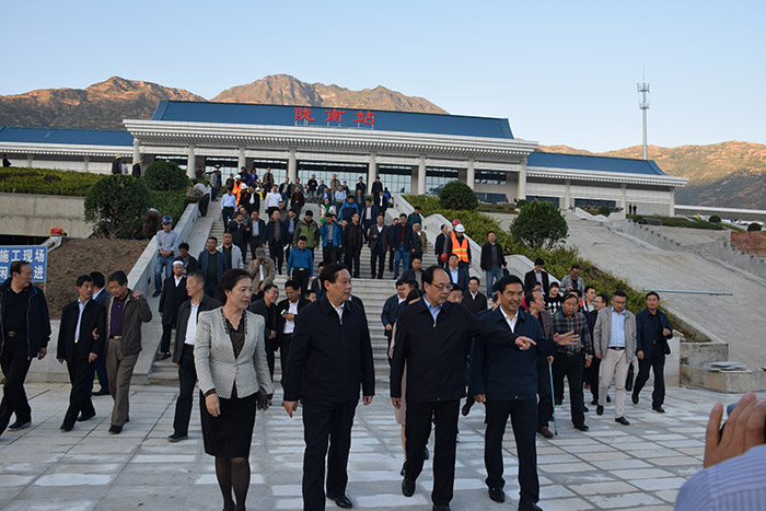 全國(guó)、省市政協(xié)委員體驗(yàn)蘭渝鐵路、視察階州廣場(chǎng)