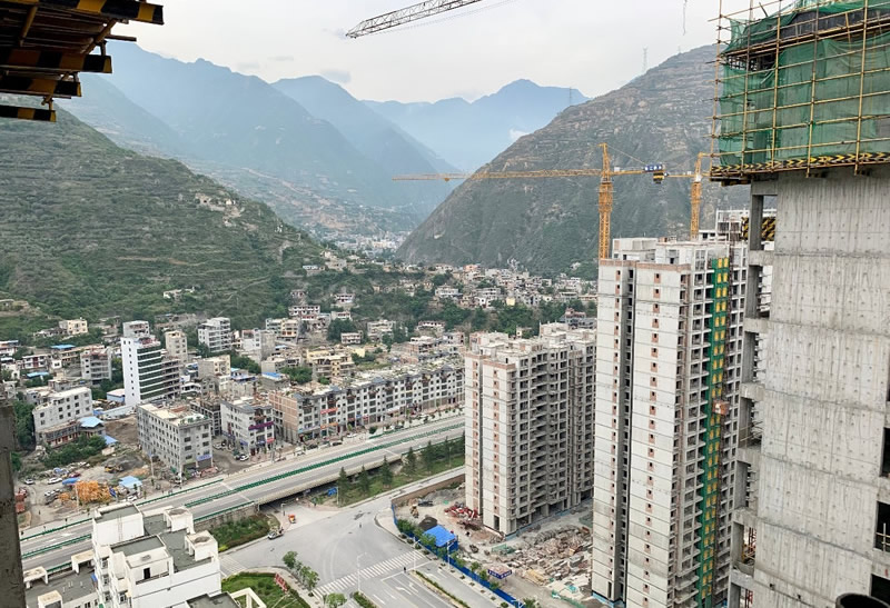 匠心傾注、喜封金頂——龍江?雙子座商住小區(qū)主體順利封頂