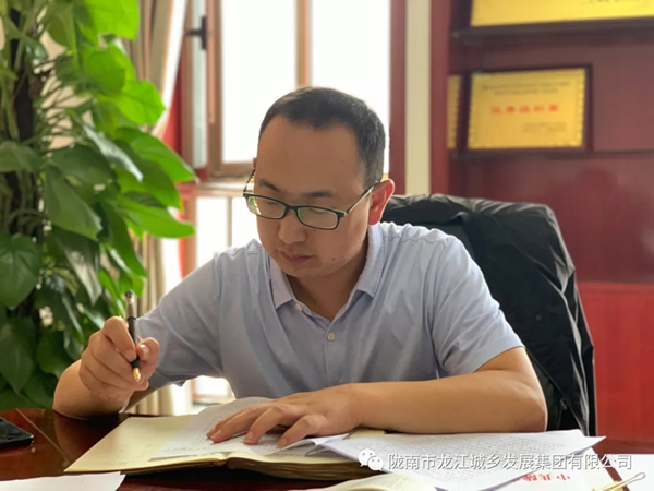 市龍江集團(tuán)“不忘初心、牢記使命”主題教育讀書(shū)班舉行結(jié)班式