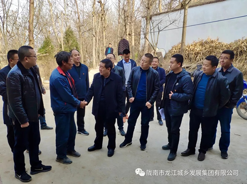 市龍江集團(tuán)在文縣橋頭鎮(zhèn)安子坡村開(kāi)展“解難題、辦實(shí)事、送溫暖”活動(dòng)