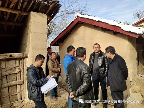 市龍江集團(tuán)在文縣橋頭鎮(zhèn)安子坡村開(kāi)展“解難題、辦實(shí)事、送溫暖”活動(dòng)