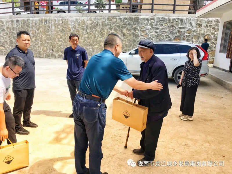 “感黨恩、憶黨史”，--市龍江城鄉(xiāng)發(fā)展集團公司開展慶祝建黨99周年主題黨日活動